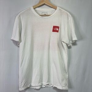 🍡 the north face white T-shirt with red black logo well worn